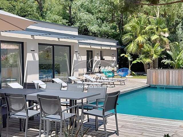 Villa neuve avec piscine située en partie basse de la Route dépa — photo du bien