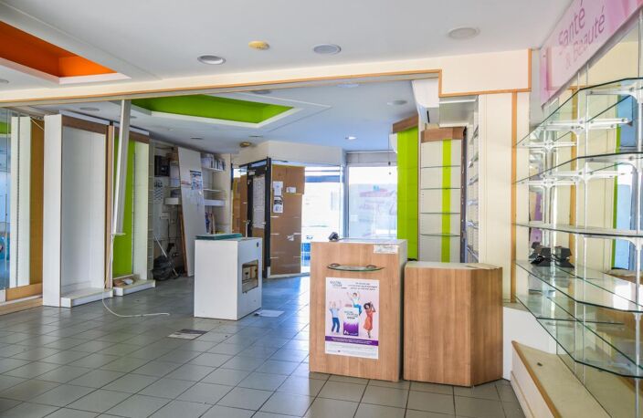 Local commercial climatisé à louer à Rochefort-du-Gard, 120 m² — photo 4