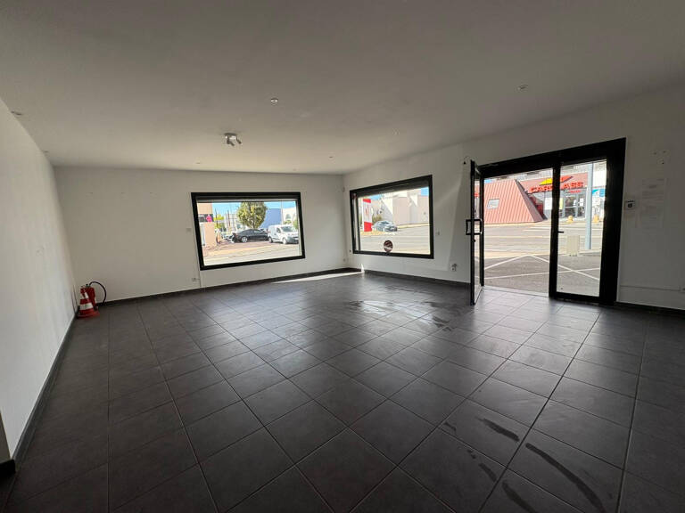 location local commercial de 142 m2 à Beziers — photo 1