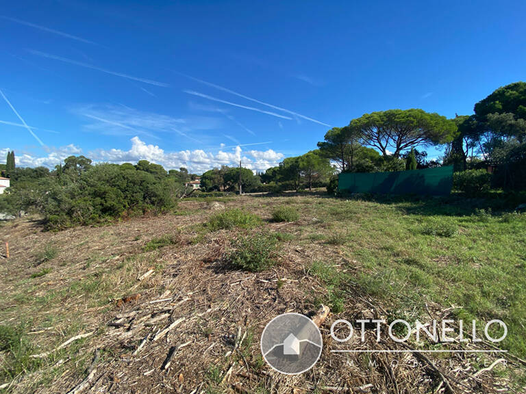 Terrain constructible viabilisé Roquebrune Sur Argens 1185 m2 — photo 1