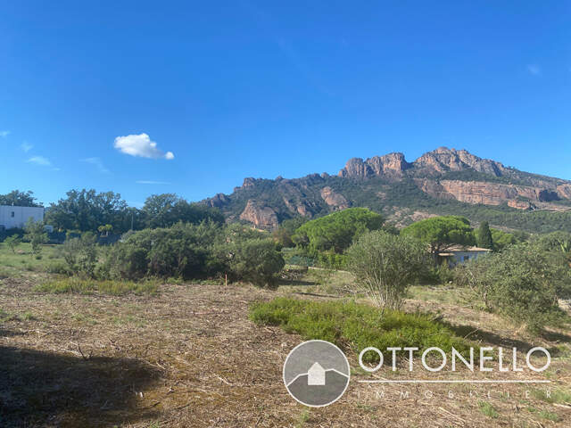 Terrain constructible viabilisé Roquebrune Sur Argens 887 m2 — photo du bien