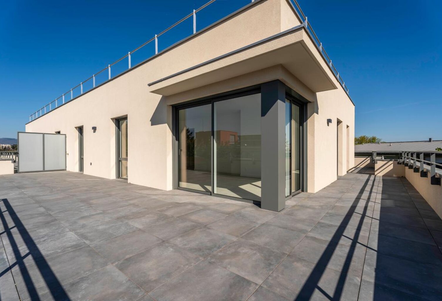 Francheville le bas, limite Lyon 5, T4 en attique de 96m² avec terrasse 100 m² — photo 1