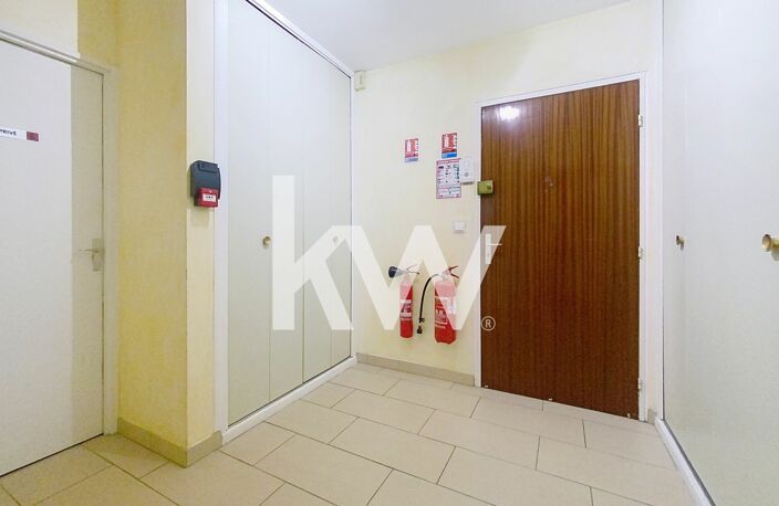 A VENDRE : LOCAL PROFESSIONNEL - REIMS — photo 2