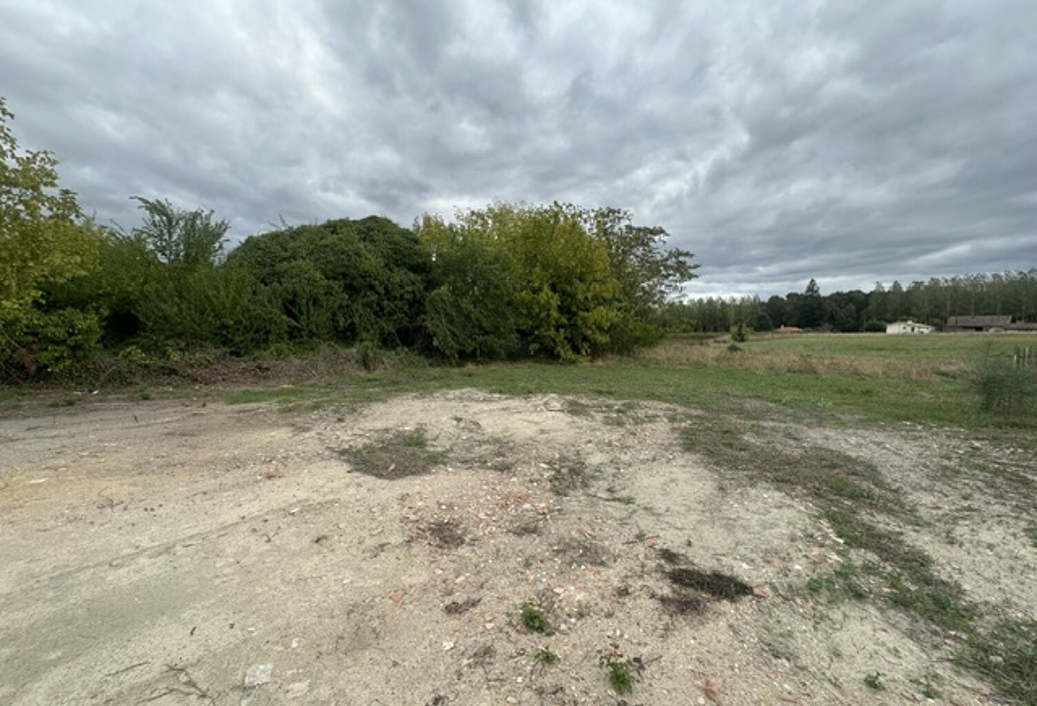 Terrain à bâtir de 910m2 sur la commune de Fargues — photo 1