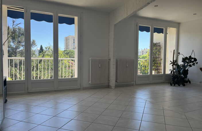 Grand T3 de 75 m2 traversant - rénové - lumineux - garage et — photo 4