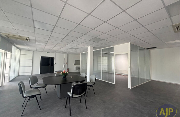 Bureaux 191m² Saint Médard Centre — photo 3