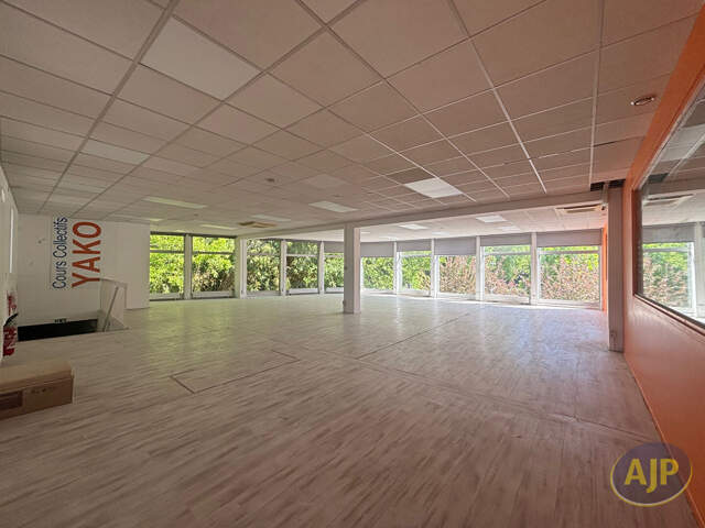 Local 236m² Saint Médard Centre — photo du bien
