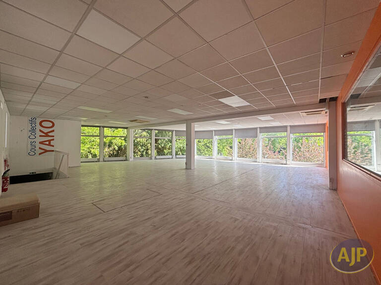 Local 236m² Saint Médard Centre — photo 1