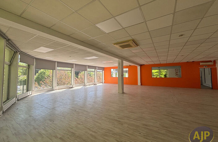 Local 236m² Saint Médard Centre — photo 3