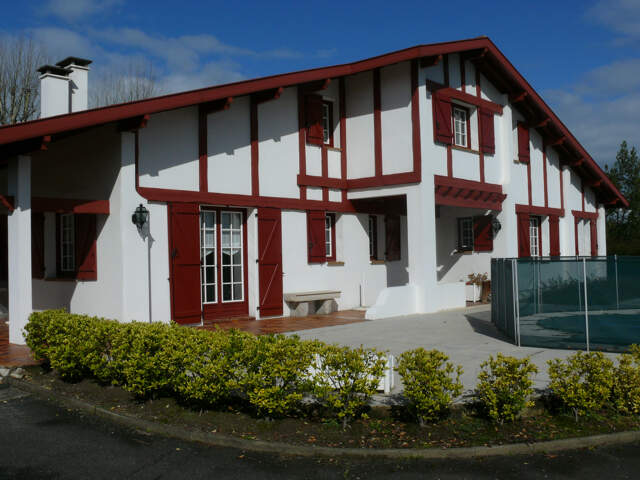 Spacieuse maison familiale avec piscine — photo du bien