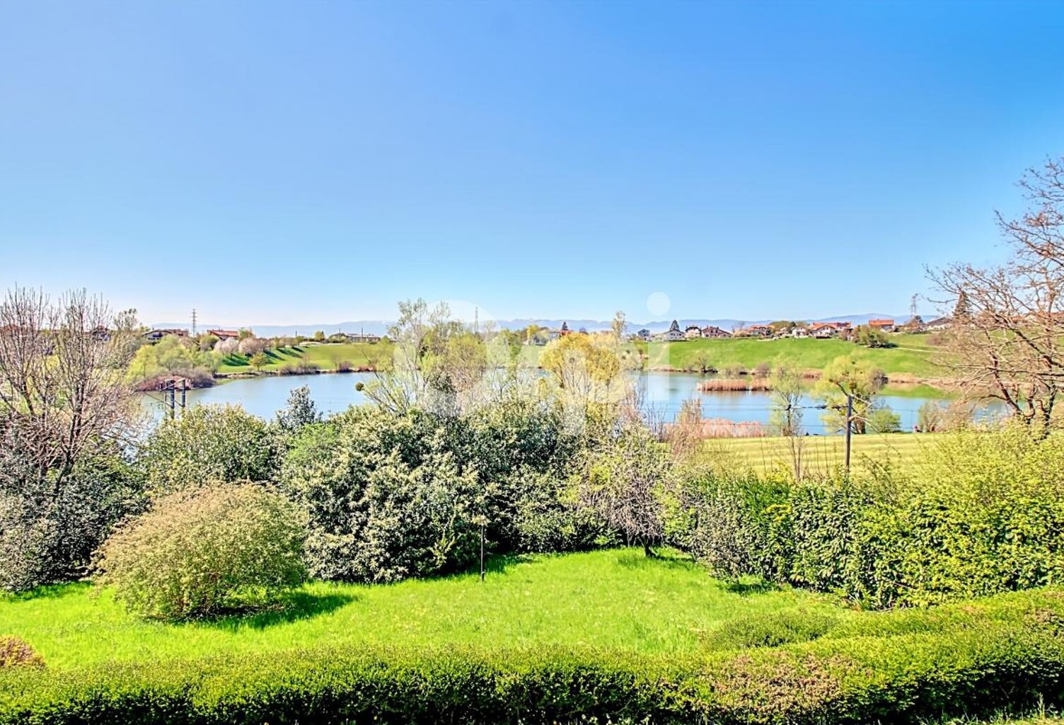 Villa en première ligne du lac de Machilly ! — photo 1