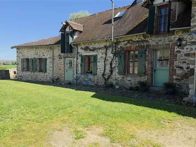 3 maisons rénovées avec 2 granges, 1km de Magnac Laval 87 — photo du bien