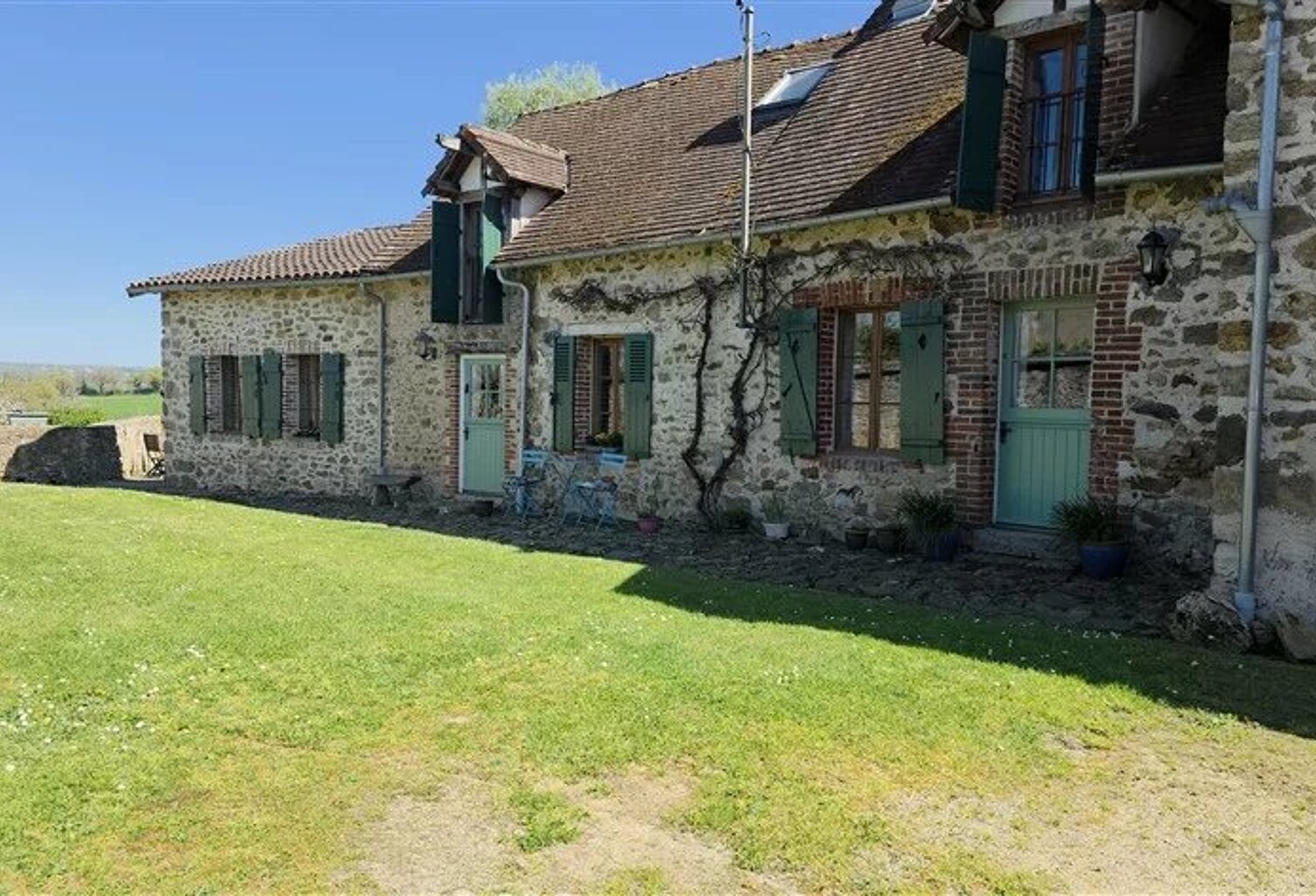 3 maisons rénovées avec 2 granges, 1km de Magnac Laval 87 — photo 1