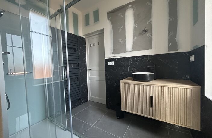 A VENDRE - SOQUET IMMOBILIER - DINAN CENTRE VILLE - APPARTEMENT STANDING RENOVE AVEC PARKING PRIVATIF ET BALCON — photo 4