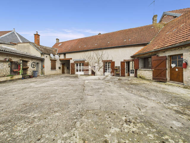 Magnifique corps de ferme en pierre datant de 1789 avec nombreuses dépendances — photo du bien