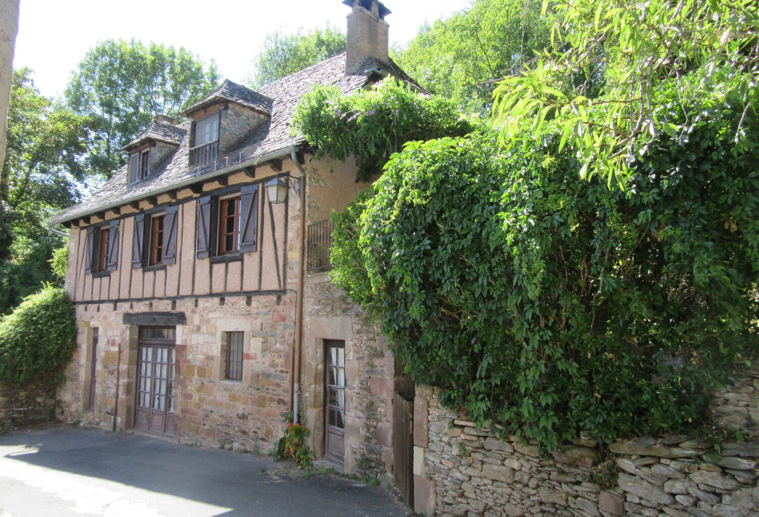CONQUES Maison en pierre et colombages avec terrasse, terrain et garage — photo 1