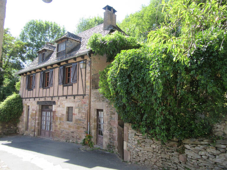 CONQUES Maison en pierre et colombages avec terrasse, terrain et garage — photo 1