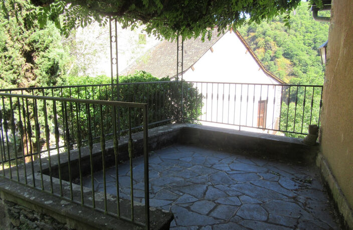 CONQUES Maison en pierre et colombages avec terrasse, terrain et garage — photo 2