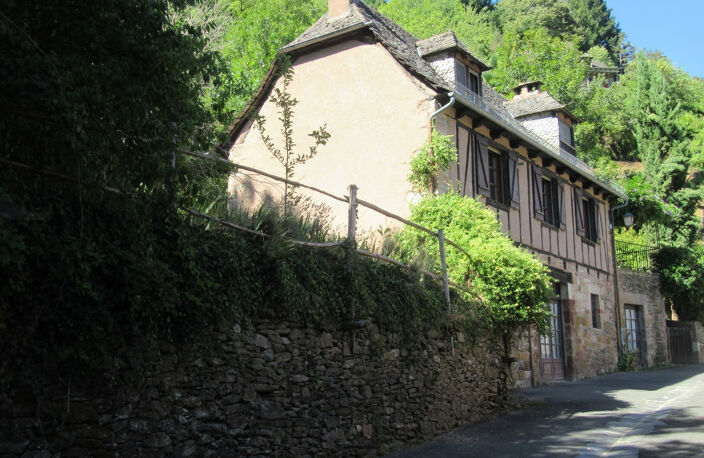 CONQUES Maison en pierre et colombages avec terrasse, terrain et garage — photo 5
