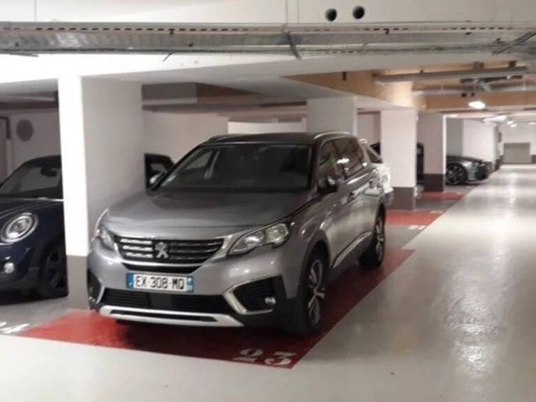 Large Parking sans voisin situé 92 rue Saint Lazare, 75009 Paris — photo 1