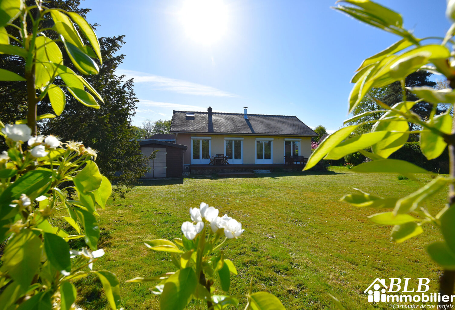 78690 Essarts-le-Roi   Maison de plain-pied nichée sur un gr — photo 1