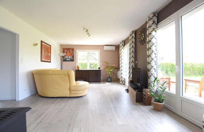 78690 Essarts-le-Roi   Maison de plain-pied nichée sur un gr — photo 4