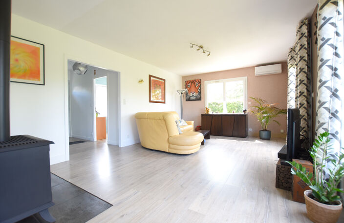 78690 Essarts-le-Roi   Maison de plain-pied nichée sur un gr — photo 5