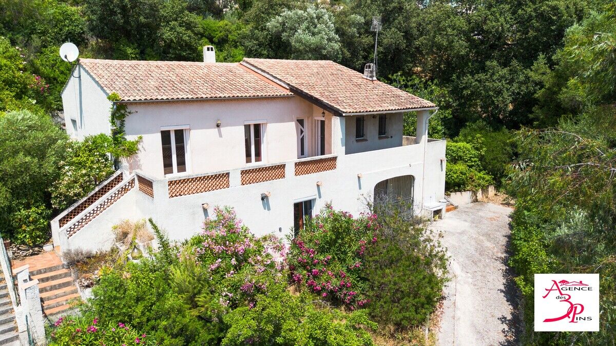 Villa / Maison  T7 à vendre Pierrefeu-du-Var 83390