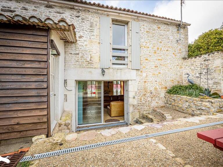 Maison en pierre de 8 pièces principales — photo 1
