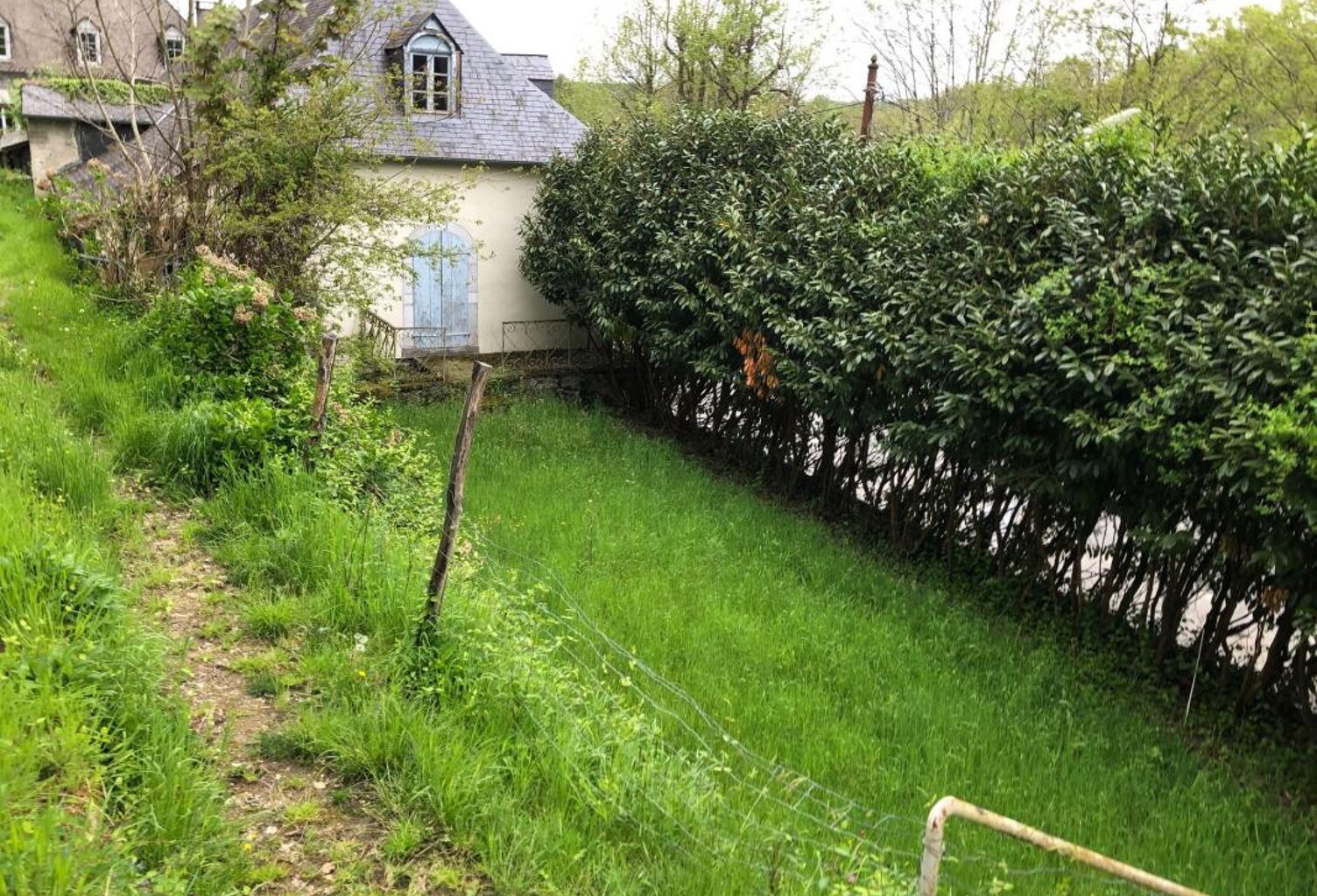 Maison à rénover - grands volumes - combles - jardin — photo 1