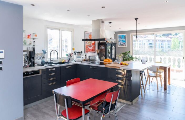 A vendre Ollioules (83190) maison familiale  environ 135m2, double garage, piscine en parfait état — photo 4