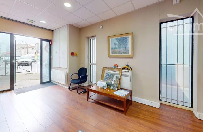 Local commercial — photo 2