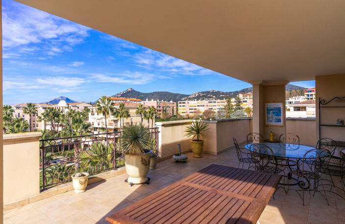 Superbe T4 de 138 M2 en ROOFTOP Centre de Hyères — photo 3