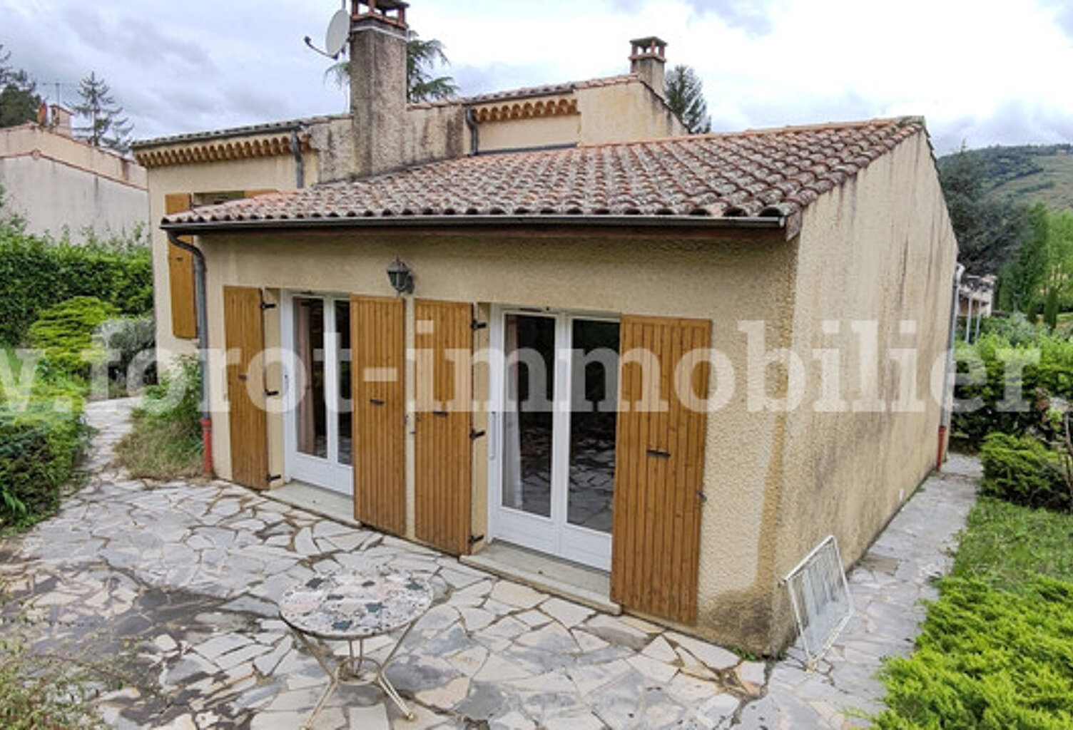 Villa — photo 1