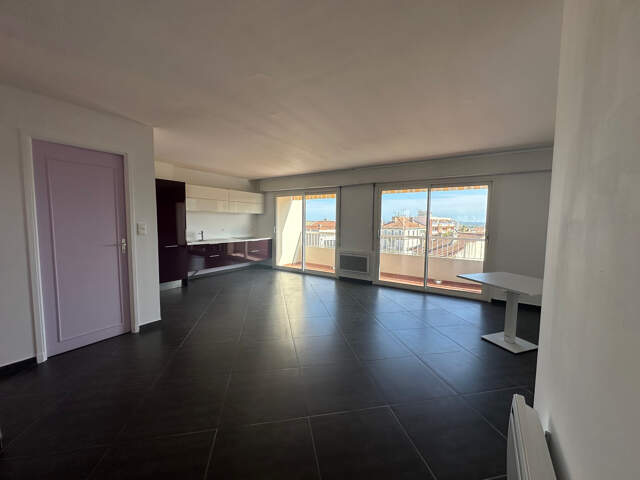 HYPER CENTRE HYERES - APPARTEMENT TYPE 3 TERRASSES - VUE DEGAGEE — photo du bien