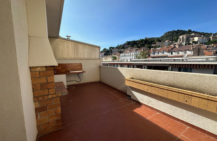 HYPER CENTRE HYERES - APPARTEMENT TYPE 3 TERRASSES - VUE DEGAGEE — photo 2