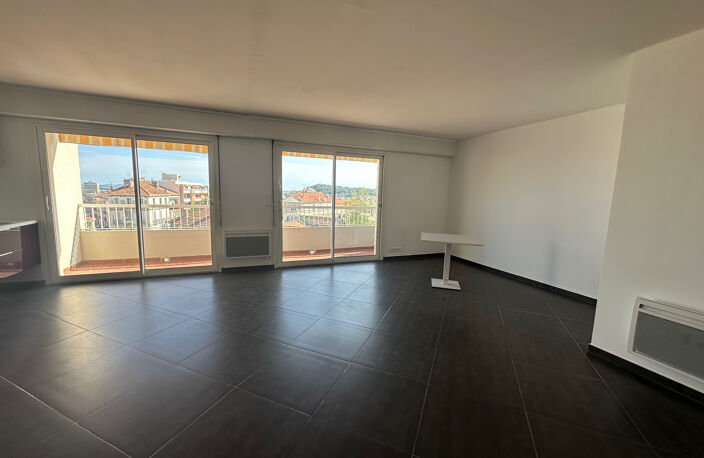 HYPER CENTRE HYERES - APPARTEMENT TYPE 3 TERRASSES - VUE DEGAGEE — photo 4