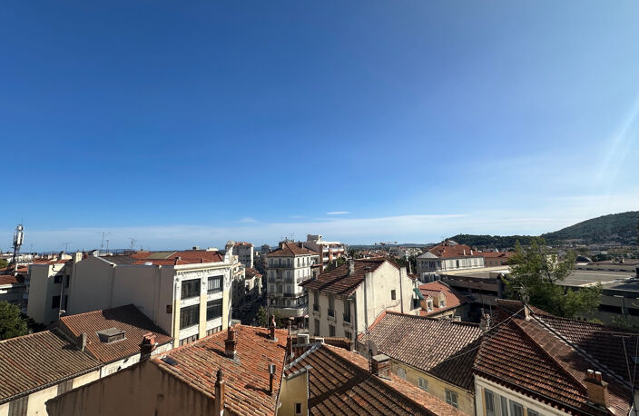 HYPER CENTRE HYERES - APPARTEMENT TYPE 3 TERRASSES - VUE DEGAGEE — photo 5
