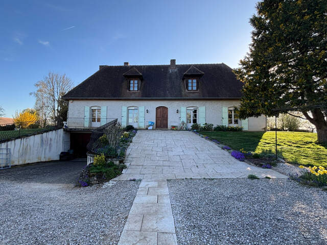 MAISON BOURGEOISE DE 334 M2 AU COEUR DE LA BOURGOGNE — photo du bien