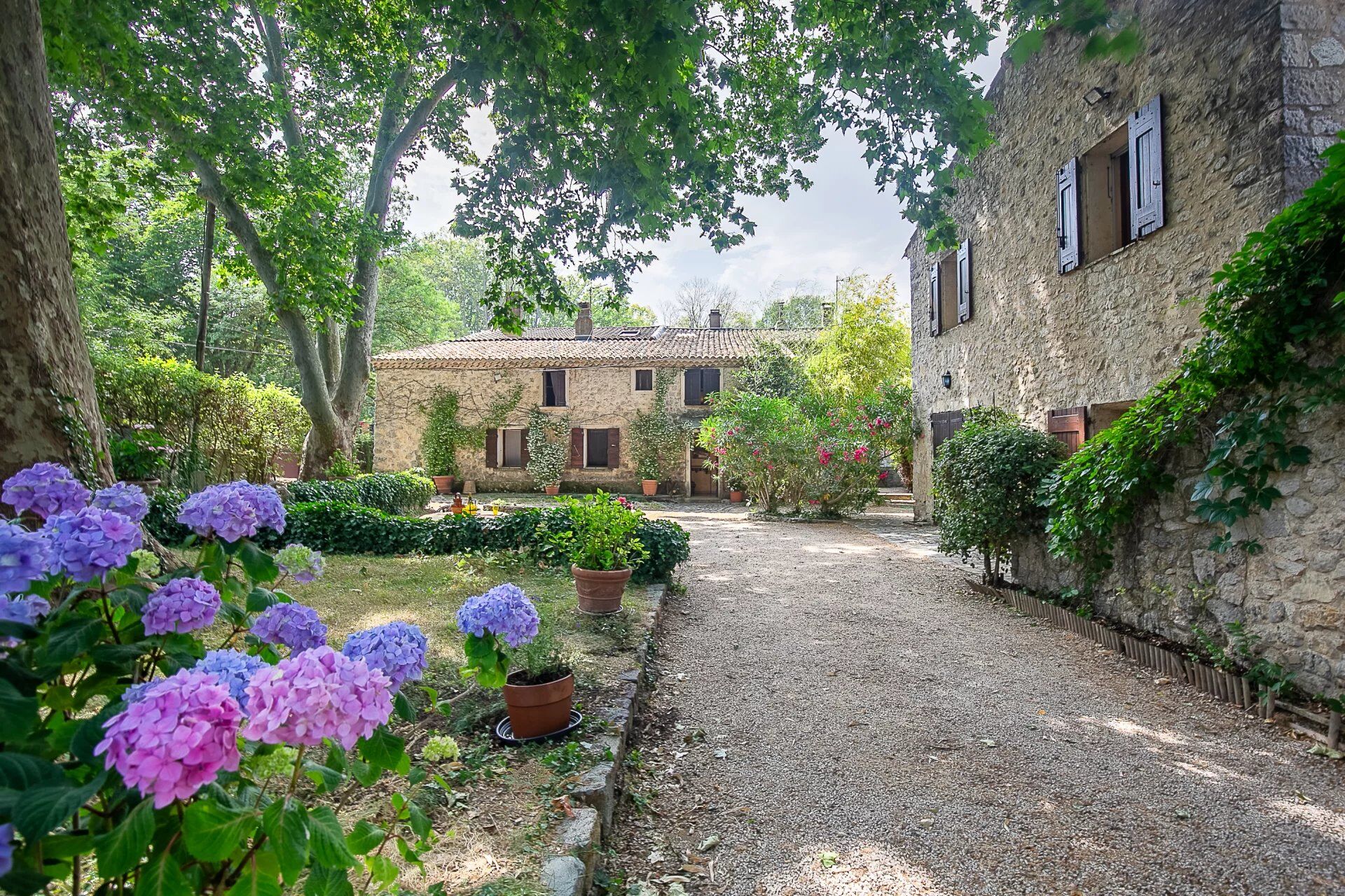 Propriété  T10 à vendre Fuveau 13710