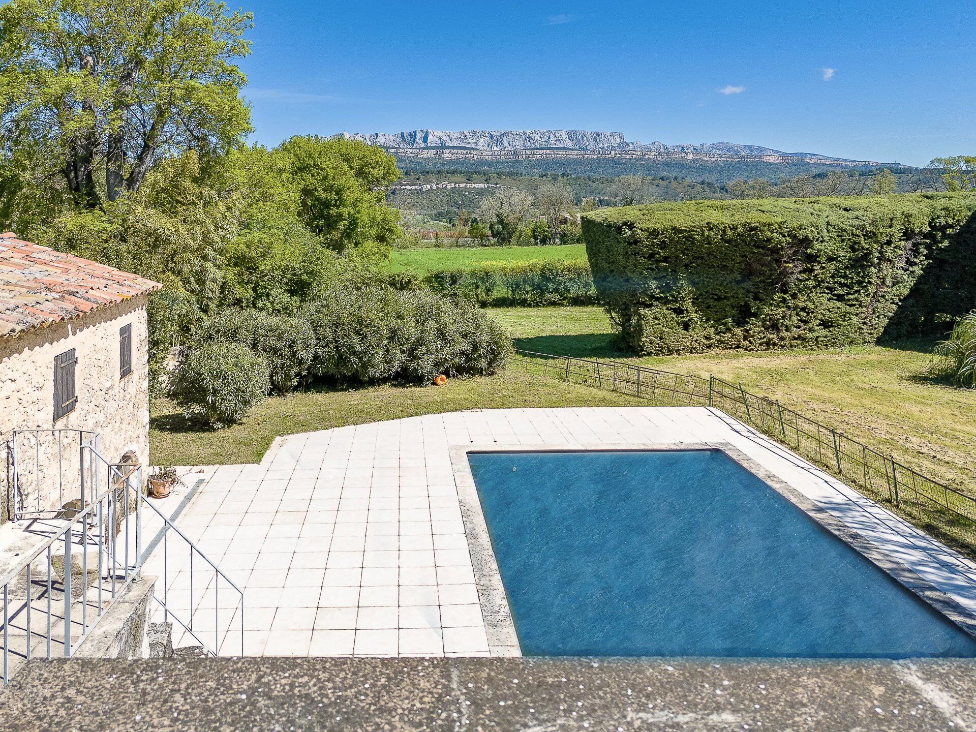 Propri&eacute;t&eacute;  T10 à vendre Fuveau 13710