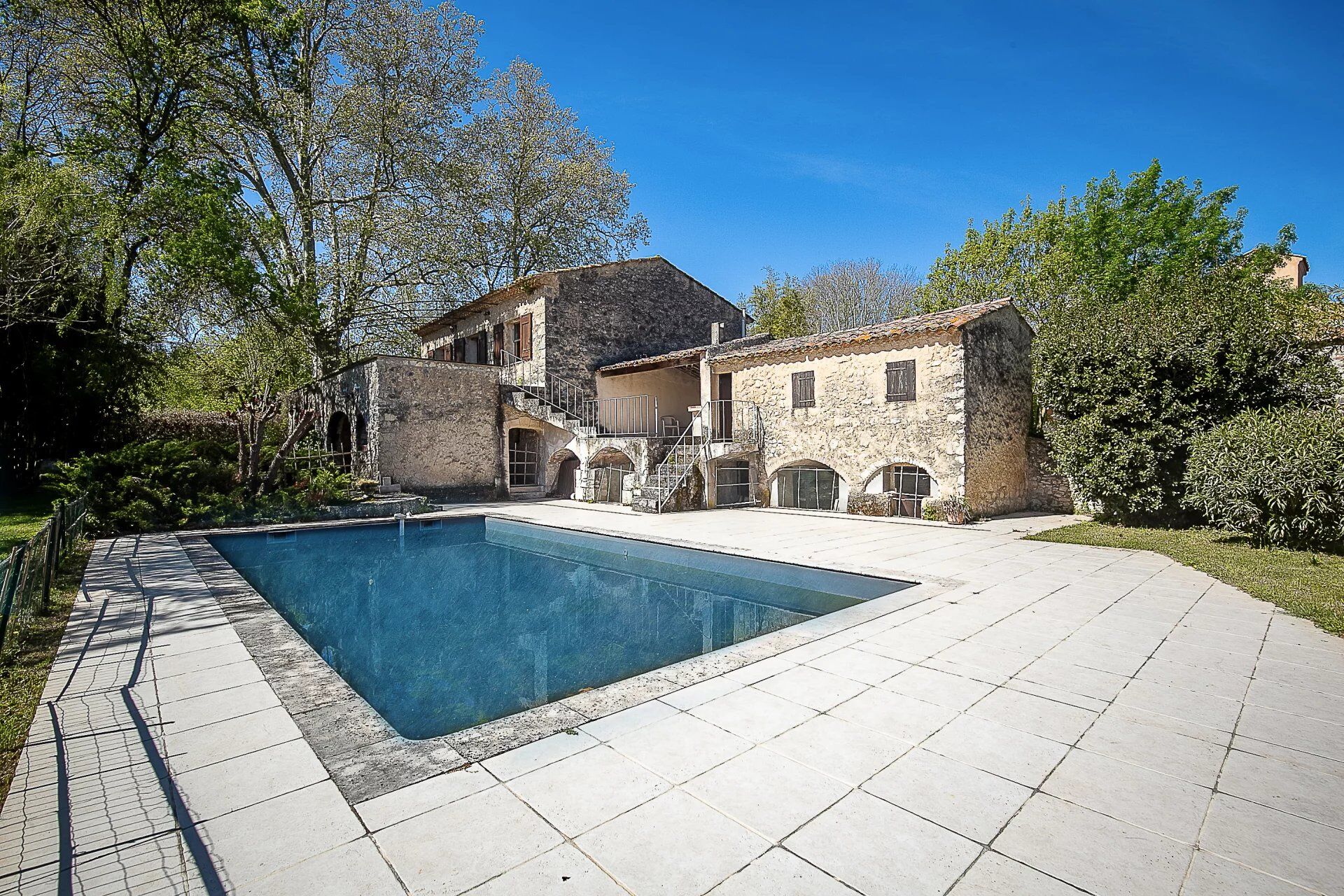 Propri&eacute;t&eacute;  T10 à vendre Fuveau 13710