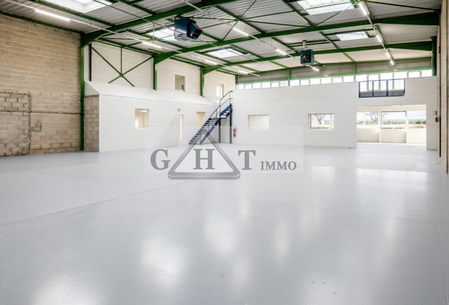 549M² ENTREPOT BUREAUX A LOUER A SAINT THIBAULT — photo 1