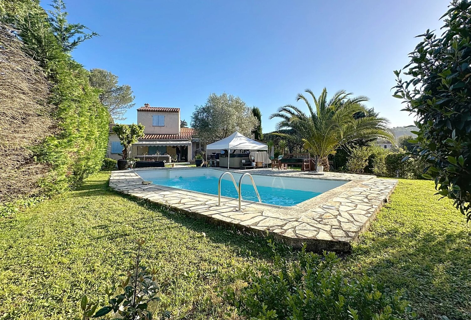 VILLA 4 P 1250 M² TERRAIN AVEC PISCINE — photo 1