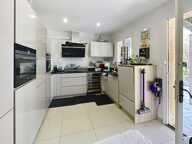 VILLA 4 P 1250 M² TERRAIN AVEC PISCINE — photo 4