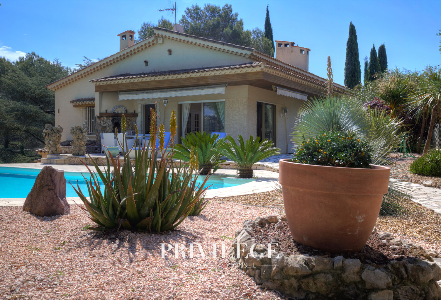 MOUGINS   VILLA FAMILIALE DE SIX CHAMBRES, PISCINE ET VUE DÉ — photo 1