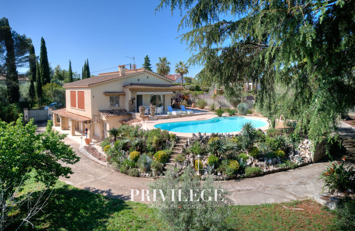 MOUGINS   VILLA FAMILIALE DE SIX CHAMBRES, PISCINE ET VUE DÉ — photo 2