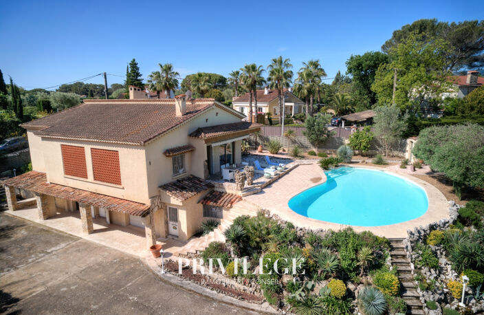 MOUGINS   VILLA FAMILIALE DE SIX CHAMBRES, PISCINE ET VUE DÉ — photo 3