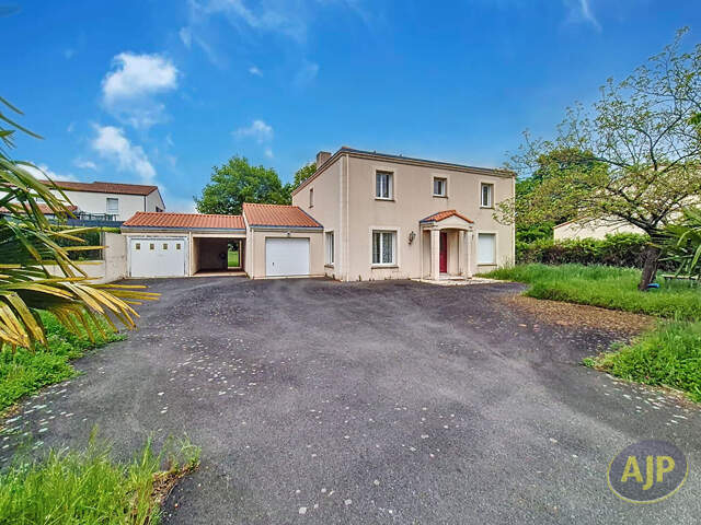Maison Montaigu Vendee 8 pièce(s) 191 m2 — photo du bien