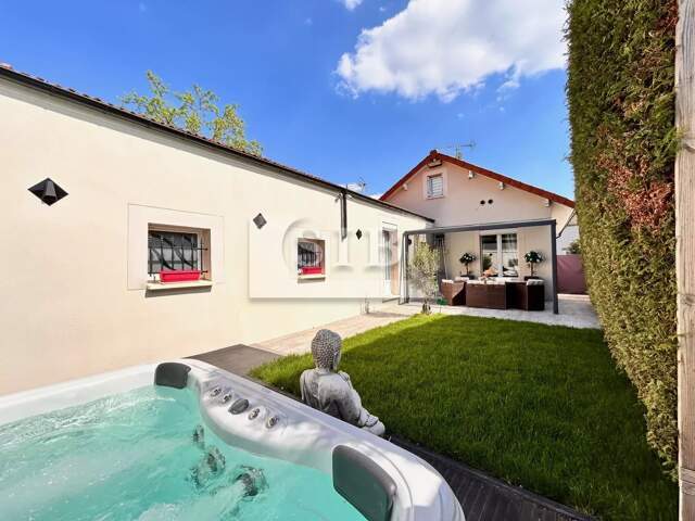 Maison contemporaine avec garage double et jardin — photo du bien